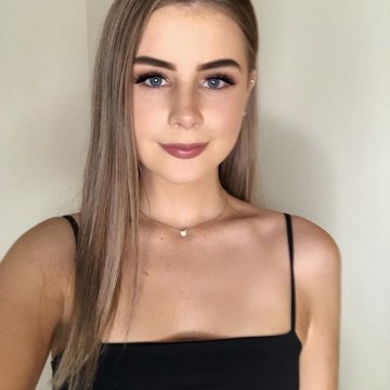 1b0redlass from Swansea,United Kingdom